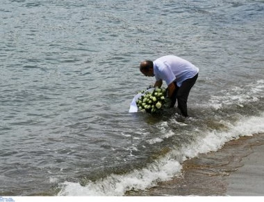 Μάτι: Άφησε στεφάνι στη θάλασσα για το αγαπημένο του πρόσωπο (φώτο)